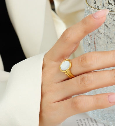 Belle Golden Seashell Ring